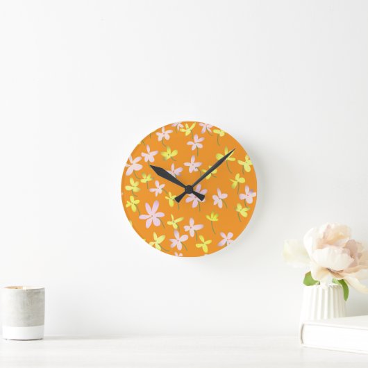 Orangengelb rosa Minimalistisch florales Botanisch Runde Wanduhr (Zuhause)
