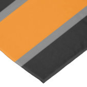 Orangengraue und schwarze Streifen Tischdecke (Schrägansicht)