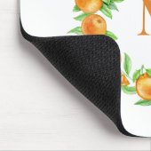 Orangenkranke tropische Monogramm Mousepad (Ecke)