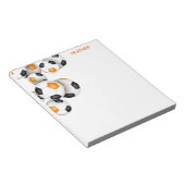 Orangenschwarze Fußbälle Akzent individuelle Name Notizblock (angewinkelt)