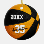 Orangenschwarze Jungs Mädchen halten Basketball Keramik Ornament (Vorne)