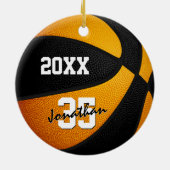 Orangenschwarze Jungs Mädchen halten Basketball Keramik Ornament (Hinten)