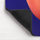 Orangentuppin-Blume mit blauem Hintergrund Mousepad (Ecke)