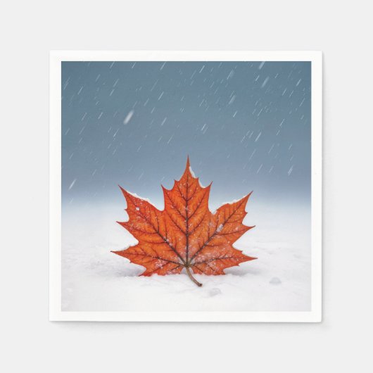 Oranger Ahornblatt auf frischem Schnee Serviette (Vorderseite)