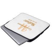 Oranger Brautführer-Name Buchstabe Datum männlich Laptopschutzhülle (Vorne Knopf)