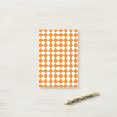Oranges Diamantmuster mit Schachbrettmuster Post-it Klebezettel (Auf Schreibtisch)