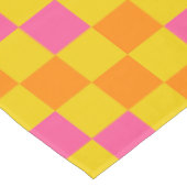 Oranges Gelbes Rosa Kariertes Musterdesign Tischdecke (Schrägansicht)