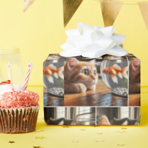 Oranges Kitten beim Beobachten eines Goldfisches Geschenkpapier