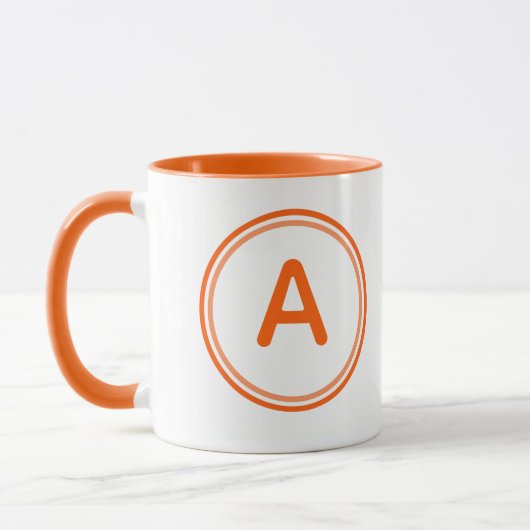 Oranges Kreismuster mit Rundbuchstabenalphabet Tasse (Links)