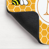 Oranges Monogramm Bienen Wabenmuster Mousepad (Ecke)