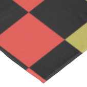 Oranges Schwarz kariertes Gingham-Muster Tischdecke (Schrägansicht)