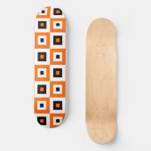 Oranges Schwarz-Weiß karierte Quadrate Muster Skateboard (Vorderseite)