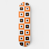 Oranges Schwarz-Weiß karierte Quadrate Muster Skateboard (Vorderseite)