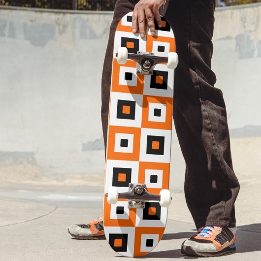 Oranges Schwarz-Weiß karierte Quadrate Muster Skateboard