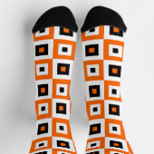 Oranges Schwarz Weiß karierte Quadrate Muster Socken (Oben)