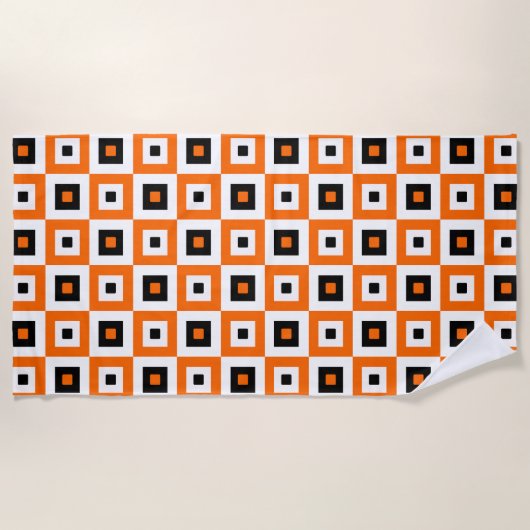 Oranges Schwarz-Weiß karierte Quadrate Muster Strandtuch (Vorderseite)
