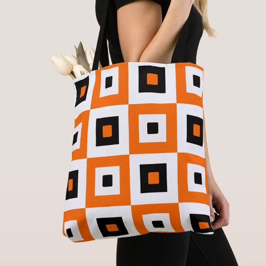 Oranges Schwarz-Weiß karierte Quadrate Muster Tasche