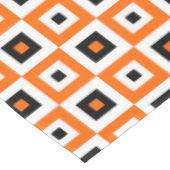 Oranges Schwarz Weiß Karierte Quadrate Muster Tischdecke (Schrägansicht)