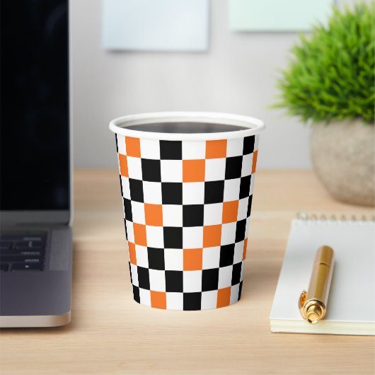 Oranges Schwarz Weiß Kariertes Musterdesign Pappbecher (InSitu)