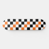 Oranges Schwarz-Weiß kariertes Musterdesign Skateboard (Horizontal)