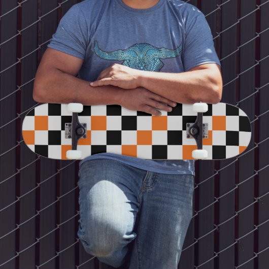 Oranges Schwarz-Weiß kariertes Musterdesign Skateboard (Außenbereich 3)
