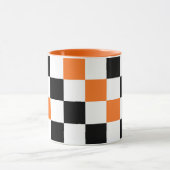Oranges Schwarz Weiß kariertes Musterdesign Tasse (Zentrum)