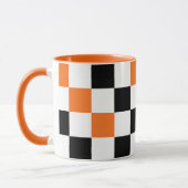 Oranges Schwarz Weiß kariertes Musterdesign Tasse (Links)