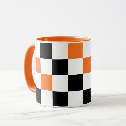 Oranges Schwarz Weiß kariertes Musterdesign Tasse (Vorderseite Links)