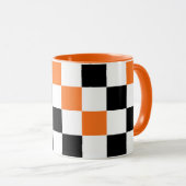 Oranges Schwarz Weiß kariertes Musterdesign Tasse (VorderseiteRechts)