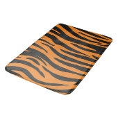 Oranges und schwarzes Zebrastreifenmuster Badematte (Schrägansicht)