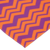 Oranges und violettes Chevron-Musterdesign Tischdecke (Schrägansicht)