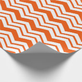 Oranges Weiß Chevron Zickzack-Muster-Design Geschenkpapier (Ecke)