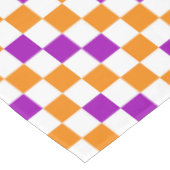 Oranges Weiß Lila Kariertes Musterdesign Tischdecke (Schrägansicht)