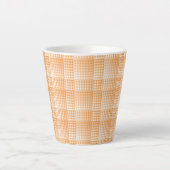 Oranges Weißes Schachbrett Abstract Pattern Milchtasse (Vorderseite)