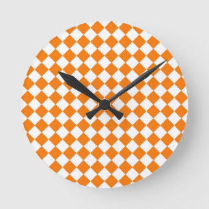 Oranges Weißes Schachbrett-Diamantmuster Runde Wanduhr