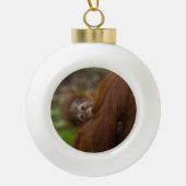 Orangutan Baby mit Flüchtige Blick Keramik Kugel-Ornament (Vorderseite)
