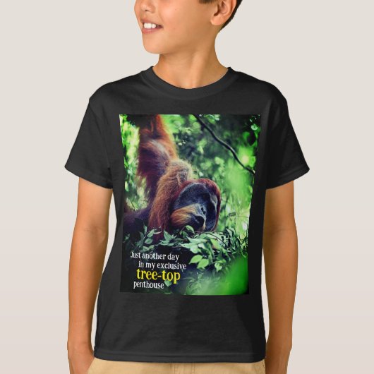 Orangutan entspannend in Baum T-Shirt (Vorderseite)