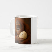 Orangutan Holding Egg Kaffeetasse (Vorderseite Links)