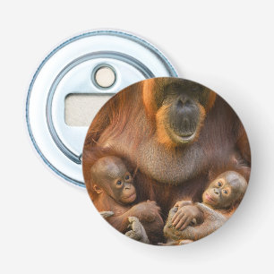 Orangutan Mutter, die zwei Säuglinge hält Flaschenöffner
