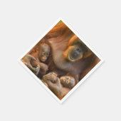 Orangutan Mutter, die zwei Säuglinge hält Serviette (Ecke)