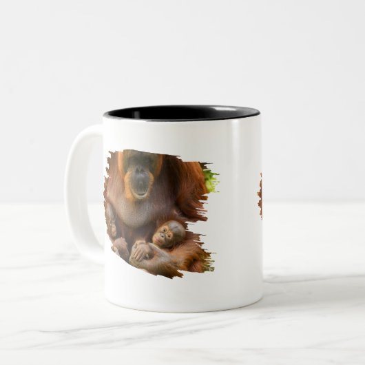 Orangutan Mutter, die zwei Säuglinge hält Zweifarbige Tasse (Vorderseite Links)