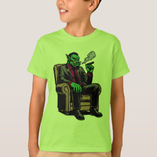 Orc in einem Stuhl mit Zigarre T-Shirt