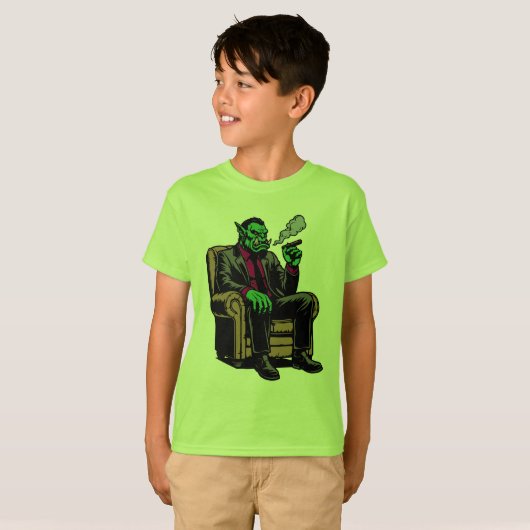 Orc in einem Stuhl mit Zigarre T-Shirt (Vorne ganz)