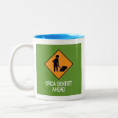 Orca Dentist Ahead Zweifarbige Tasse (Links)