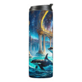 Orcas in Galaxy Castle Design von Rich AMeN Gill Thermosbecher (Nach links gedreht)