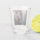 Orchid-Blume Schwarzer Hintergrund Schnapsglas (Rückseite)