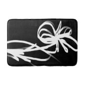 Orchid Noir: Abstrakt Schwarz & Weiß Badematte (Vorderseite)