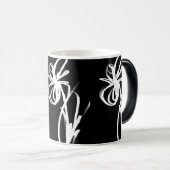 Orchid Noir: Abstrakt Schwarz & Weiß Verwandlungstasse (VorderseiteRechts)