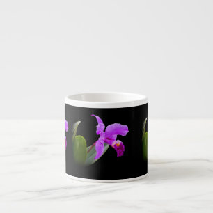 Orchidee auf schwarzer kundengerechter espressotasse