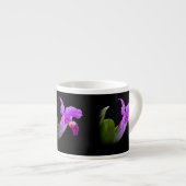 Orchidee auf schwarzer kundengerechter espressotasse (Vorderseite Rechts)